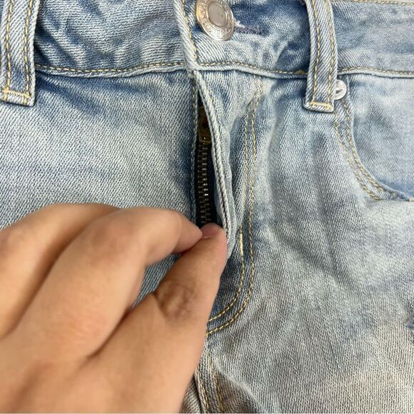 AEO Women’s Light Wash Distressed Shortie Jean Shorts size 4 - Picture 3 of 8